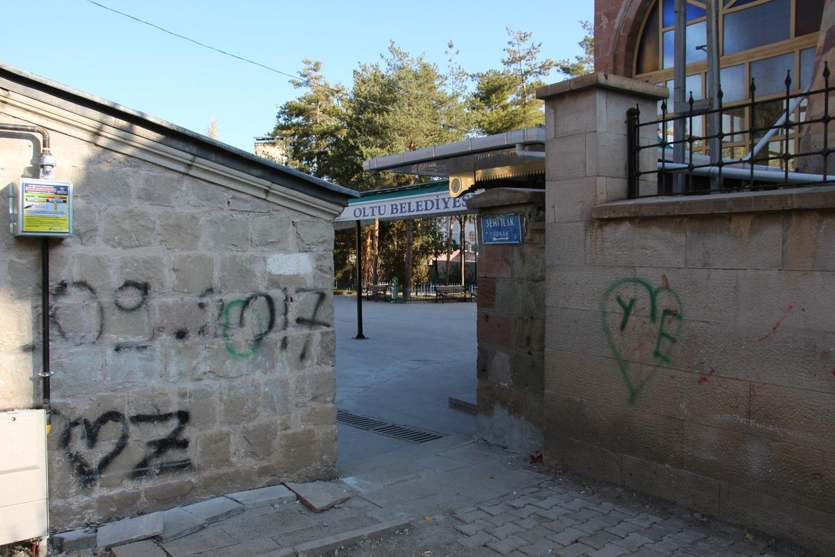 Şehitlik duvarındaki yazılara b&uuml;y&uuml;k tepki