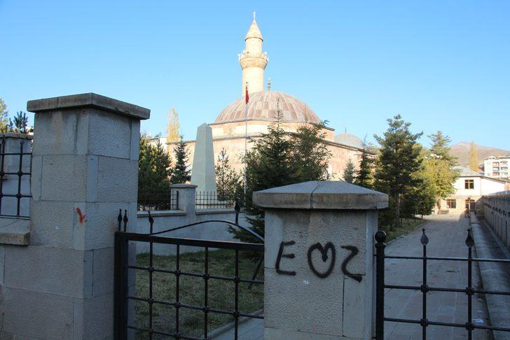 Şehitlik duvarındaki yazılara büyük tepki G2