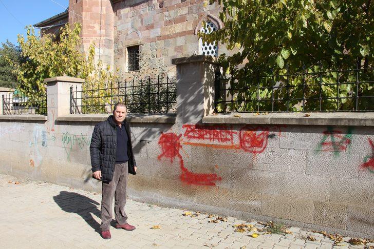 Şehitlik duvarındaki yazılara büyük tepki G5