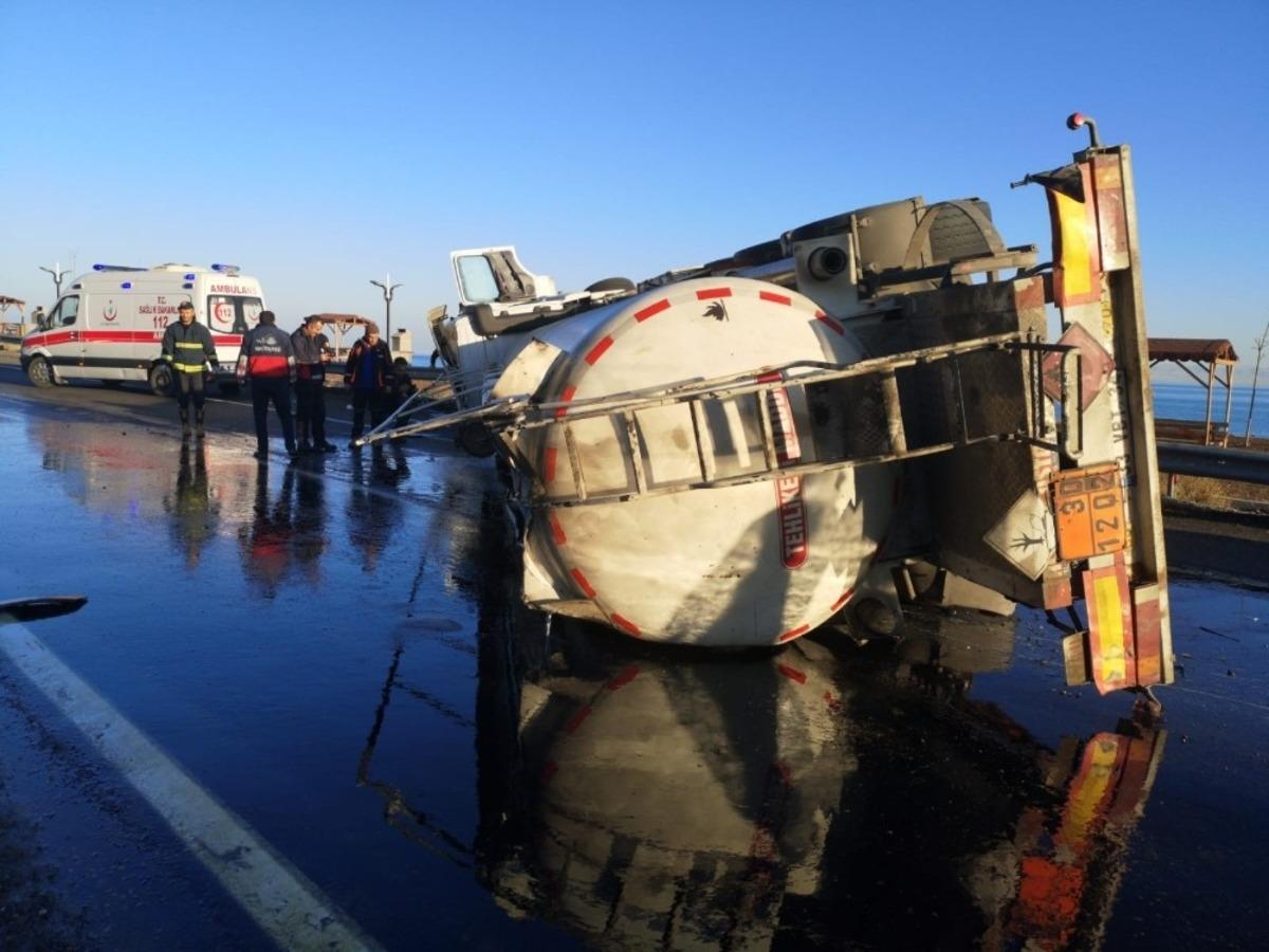 Yakıt y&uuml;kl&uuml; tır devrildi: 2 yaralı