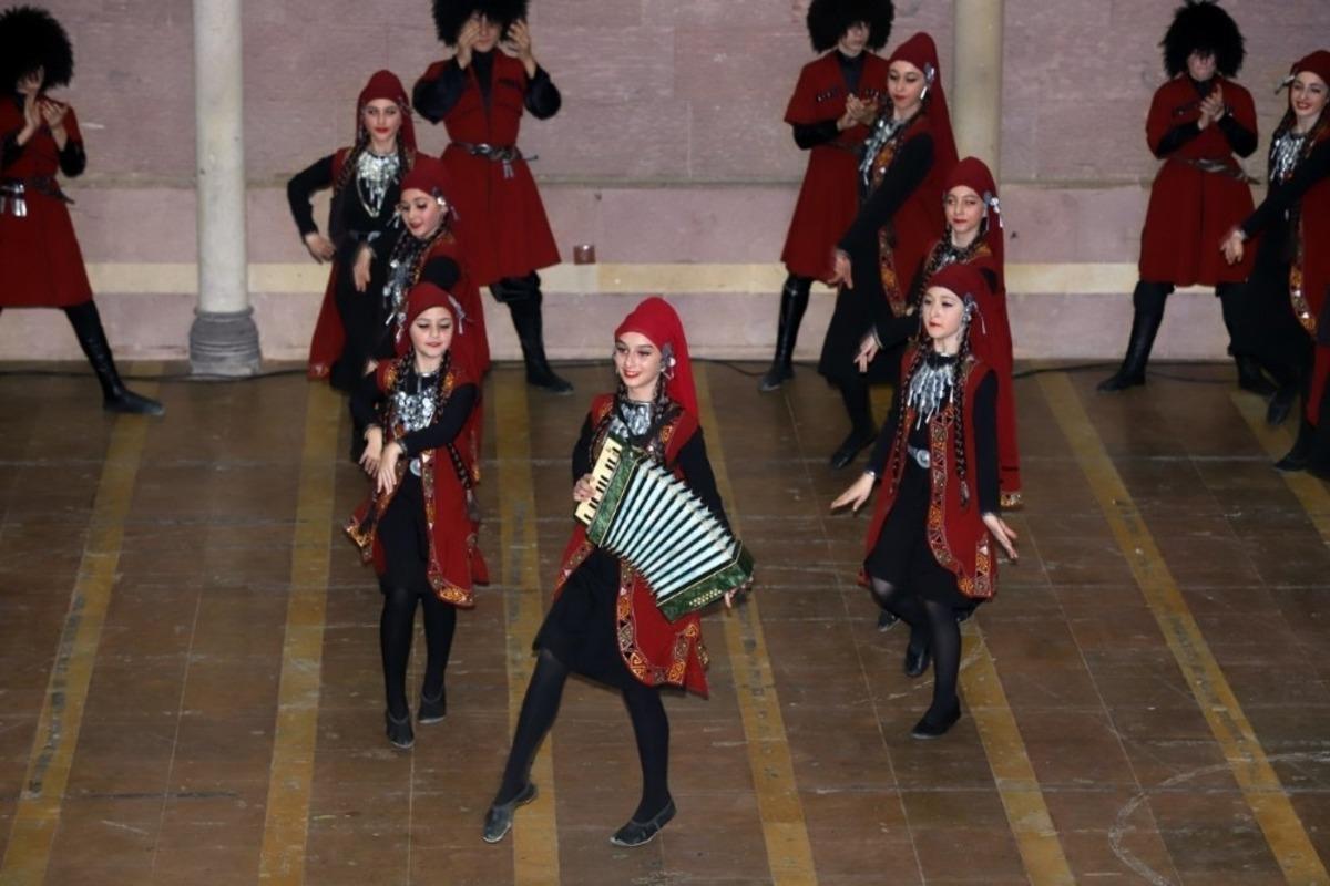 G&uuml;rcistan halk dansları topluluğunun g&ouml;sterisi b&uuml;y&uuml;k beğeni kazandı