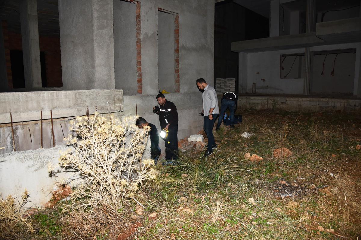Alacaklı dehşeti... Zincirle bağladılar, kıyafetlerini &ccedil;ıkarıp d&ouml;vd&uuml;ler!