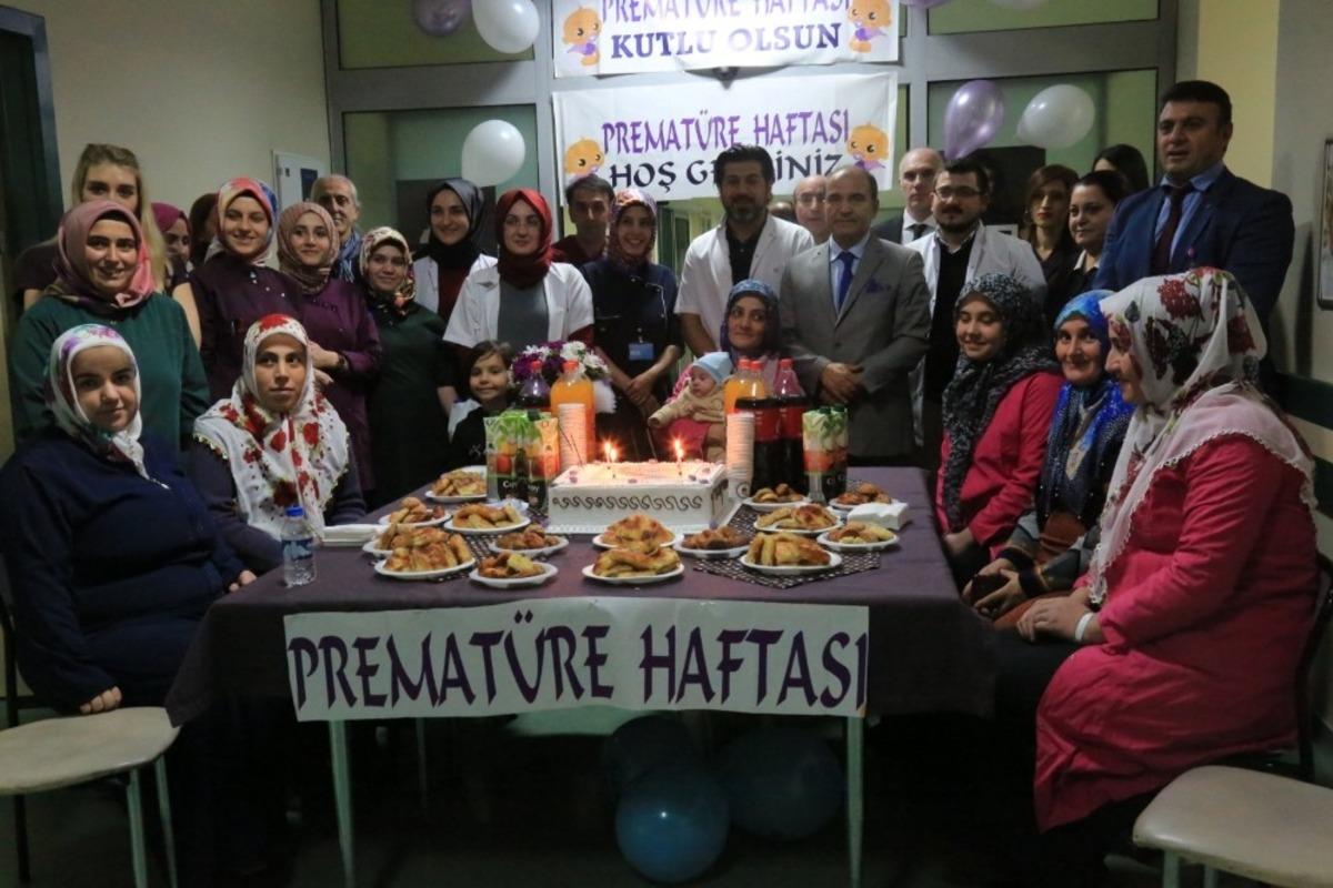 Premat&uuml;re &ccedil;ocuklar i&ccedil;in pasta kestiler