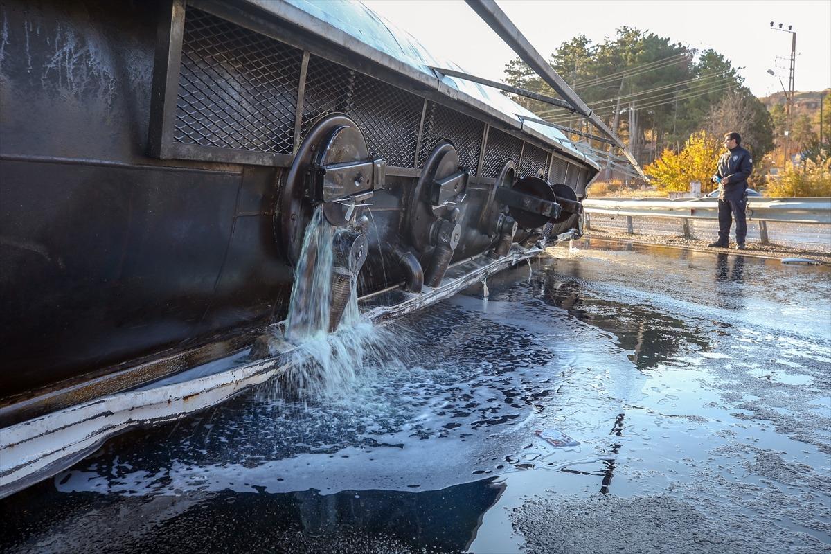 Van'da motorin y&uuml;kl&uuml; tır devrildi: 2 yaralı