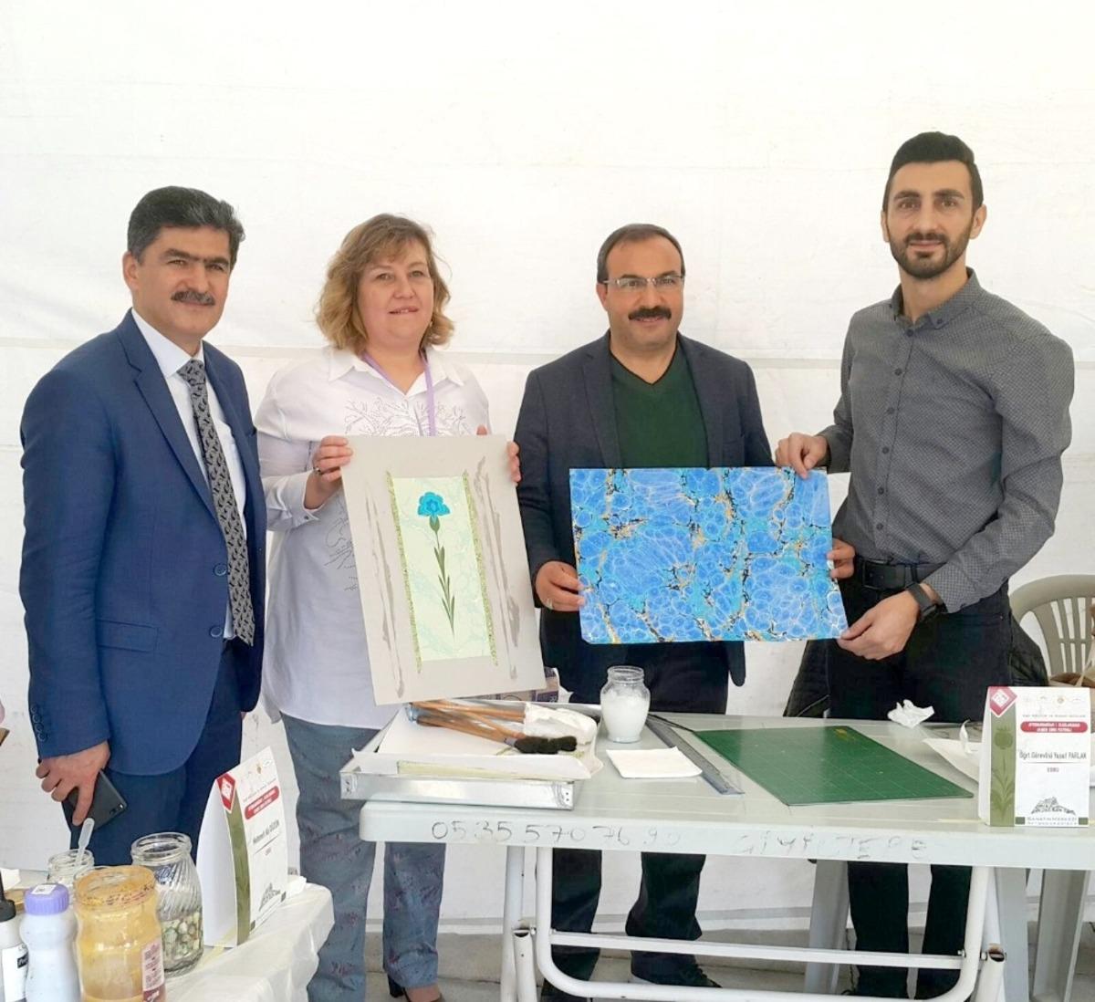 Ebru sanatını anlattı, eserlerini sergiledi