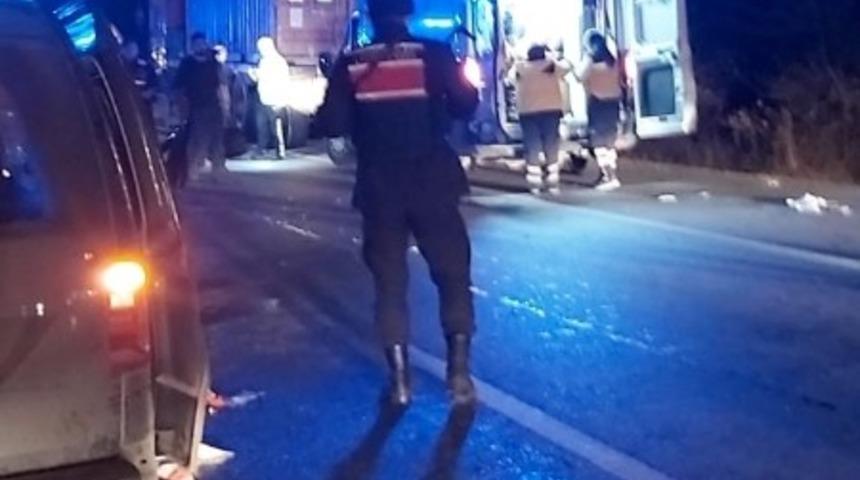 Eskişehir&rsquo;de minib&uuml;s tıra arkadan &ccedil;arptı: 5&rsquo;i &ccedil;ocuk 8 yaralı