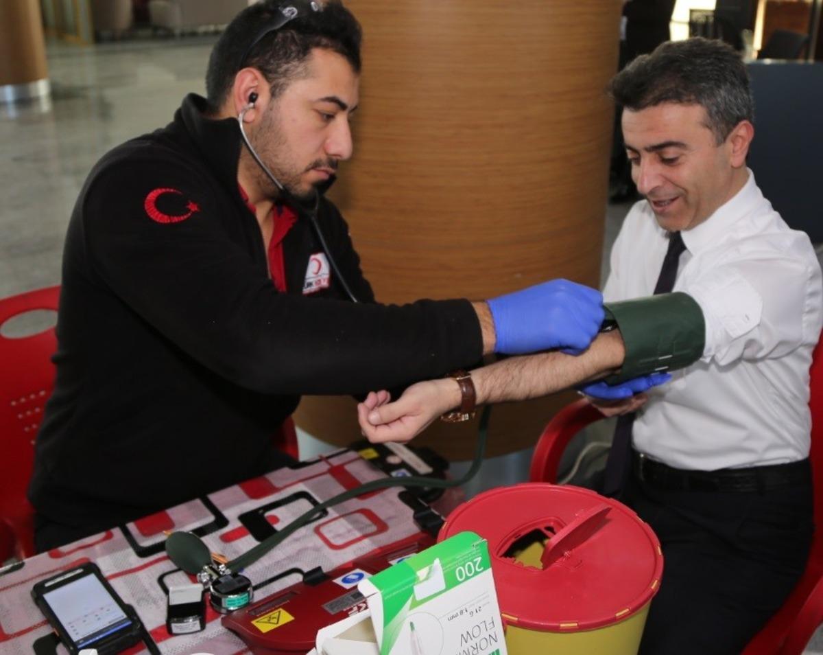 Sağlık&ccedil;ılar bu kez "Kan ver can ver" dediler