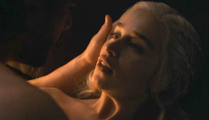  Game Of Thrones'un Khaleesi'si Emilia Clarke'tan sevişme sahnesi itirafı G3