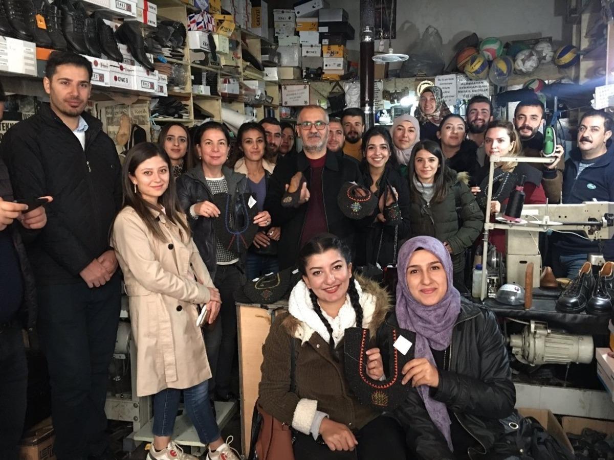 Van YY&Uuml; &ouml;ğrencileri, asırlık ayakkabıların imalatını izledi