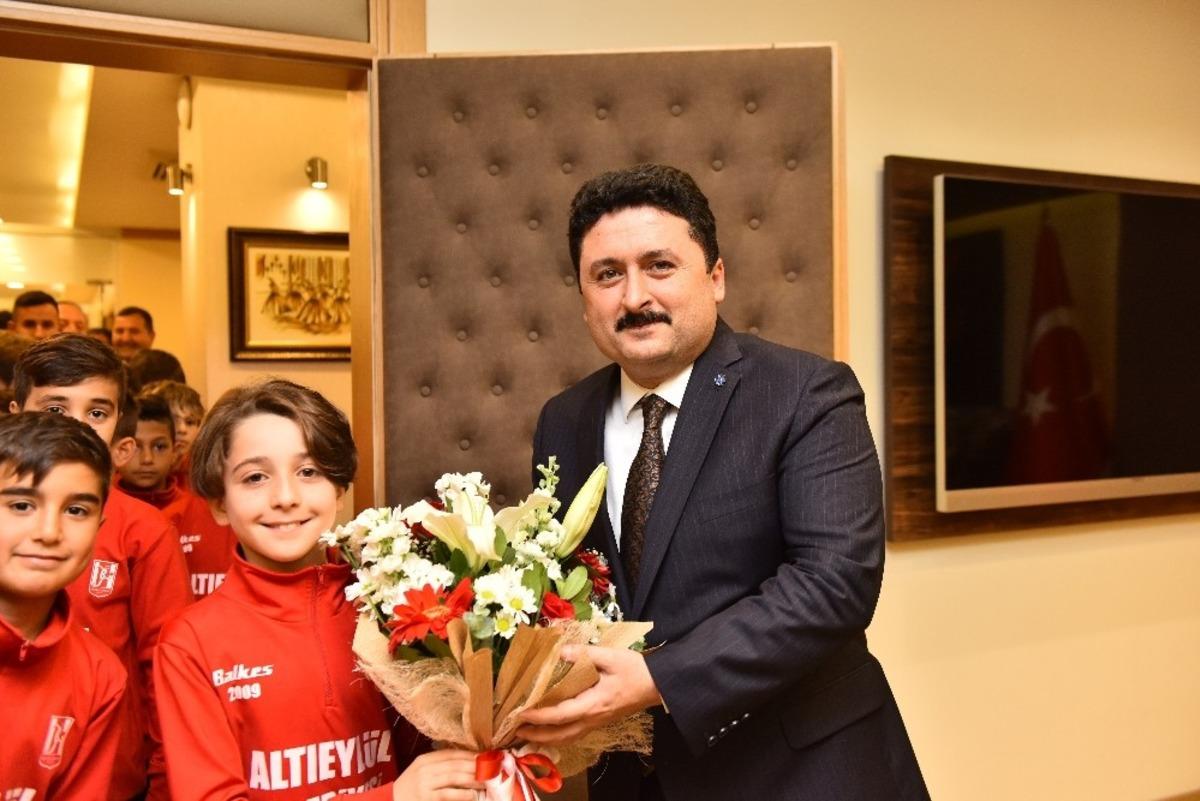 Balkes&rsquo;li U11 futbolcularından Başkan Avcı&rsquo;ya teşekk&uuml;r ziyareti