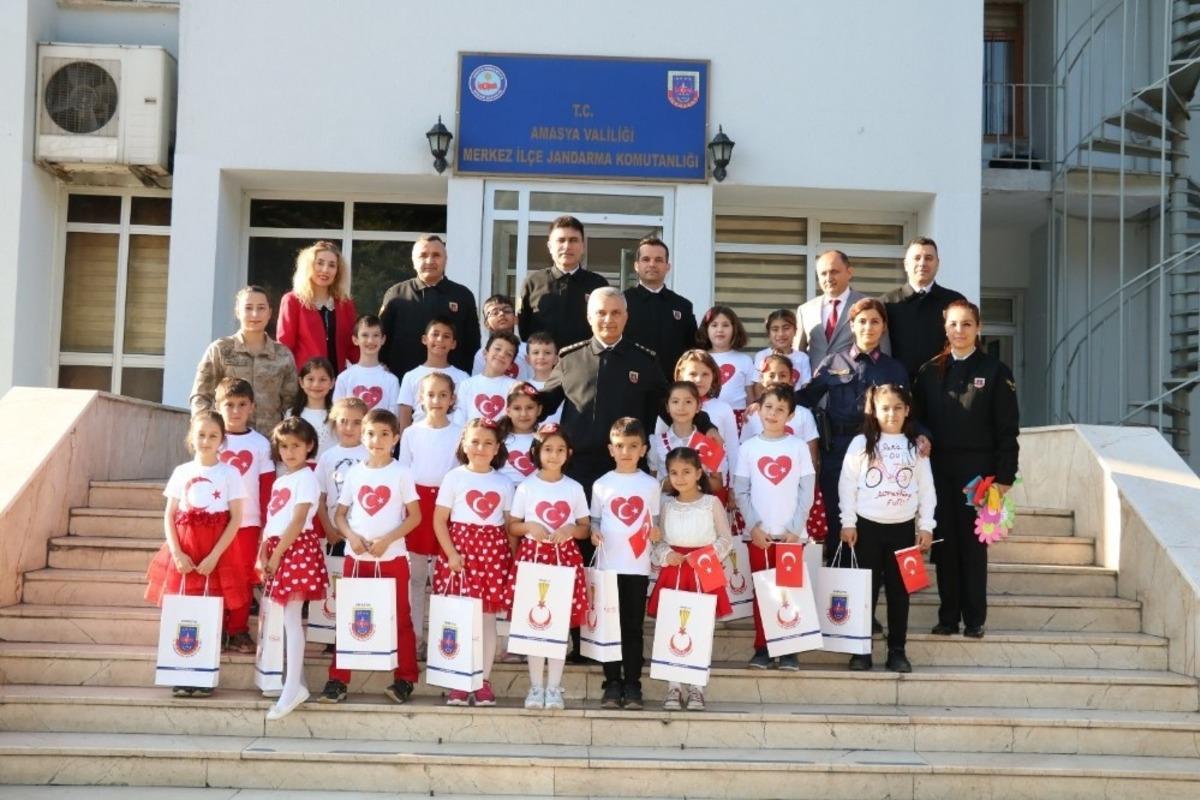 Jandarma, &rsquo;D&uuml;nya &Ccedil;ocuk Hakları G&uuml;n&uuml;&rsquo;nde &ouml;ğrencileri konuk etti