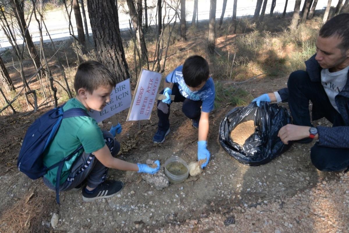 &Ccedil;ocuklar doğa y&uuml;r&uuml;y&uuml;ş&uuml; sonrası &ccedil;evre temizliği yaptı