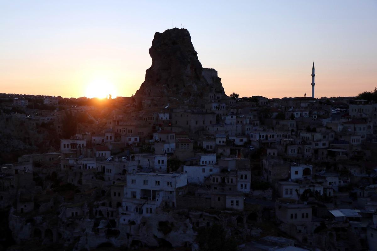  D&uuml;nyanın tek doğal g&ouml;kdeleni Ortahisar Kalesi turistlerin akınına uğruyor