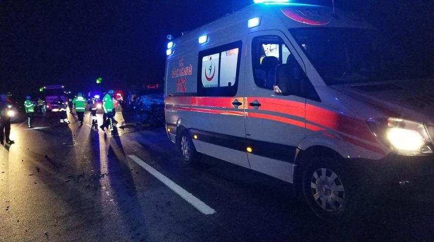 Eskişehir'de kamyonetle tır &ccedil;arpıştı: 8 yaralı