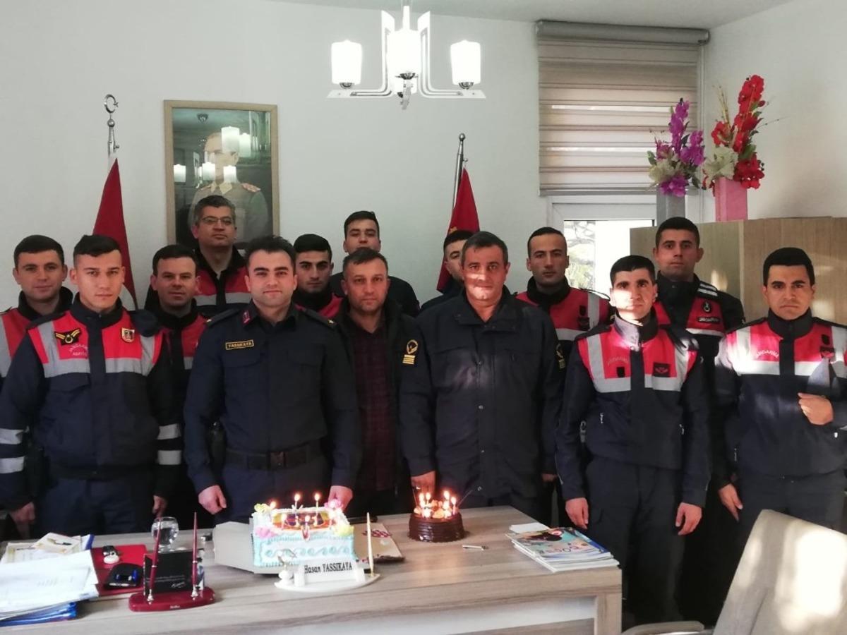 Jandarma ekibinden komutanları Teğmen Yassıkaya&rsquo;ya doğum g&uuml;n&uuml; s&uuml;rprizi