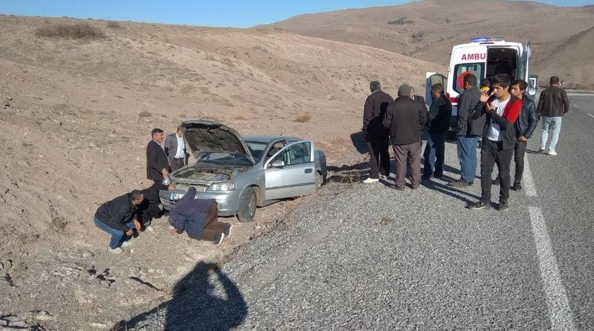 Otomobil yoldan &ccedil;ıktı: 2 yaralı