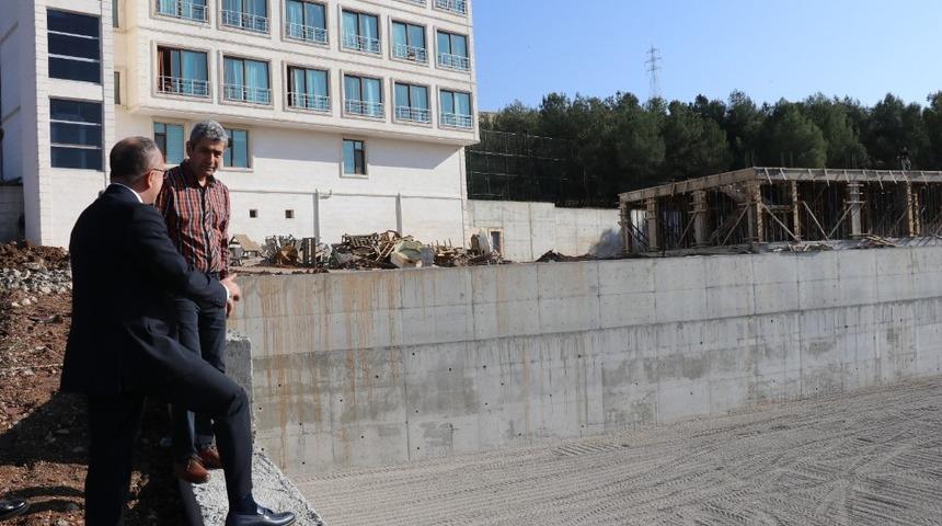 Vali Atik, spor tesisinde incelemelerde bulundu