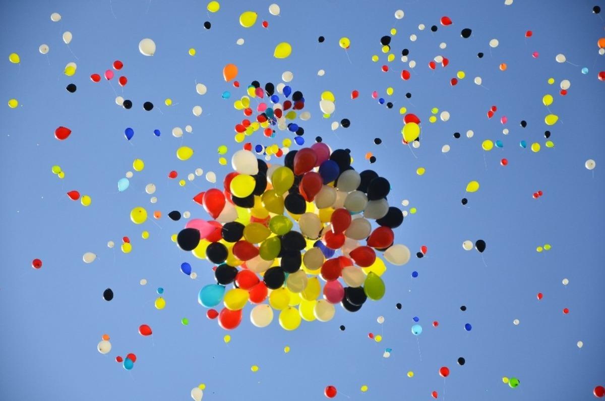 &Ouml;ğretmenler 2 bin balon u&ccedil;urdu