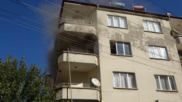 Çakmakla oyun yangın çıkarttı