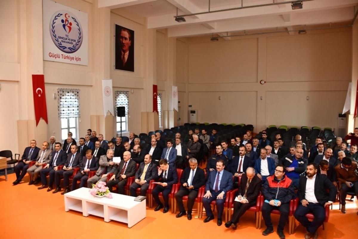 Vali G&uuml;rel muhtarlarla buluştu