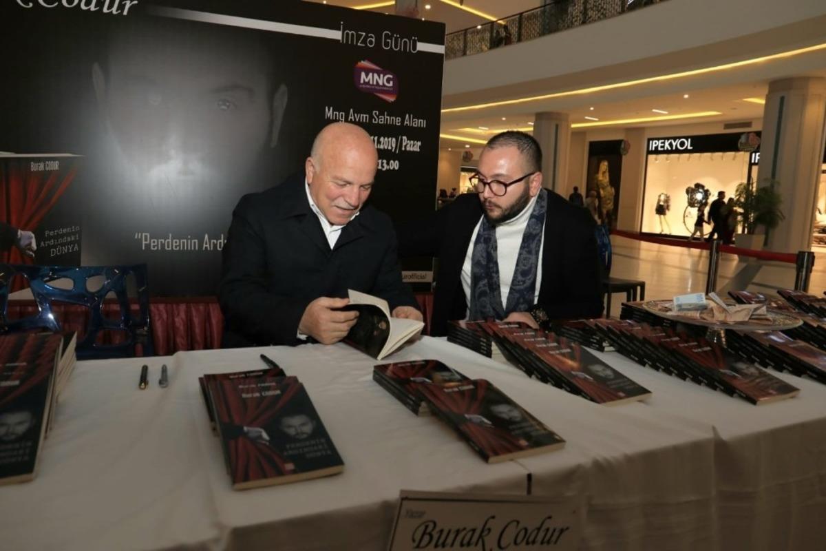 Yazar Burak Codur kitabını imzaladı