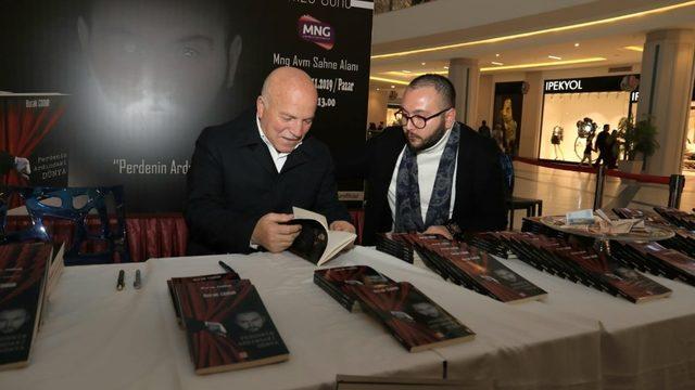 Yazar Burak Codur kitabını imzaladı