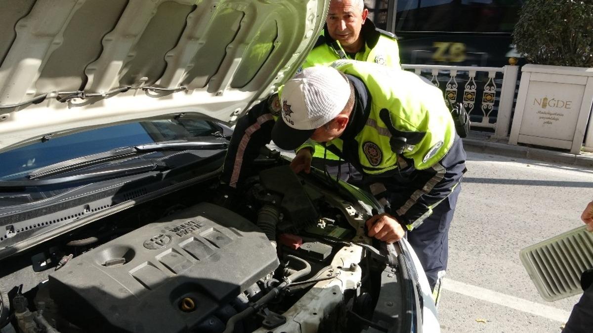 Polis otosunun kaputuna giren yavru kedi polisler tarafından kurtarıldı