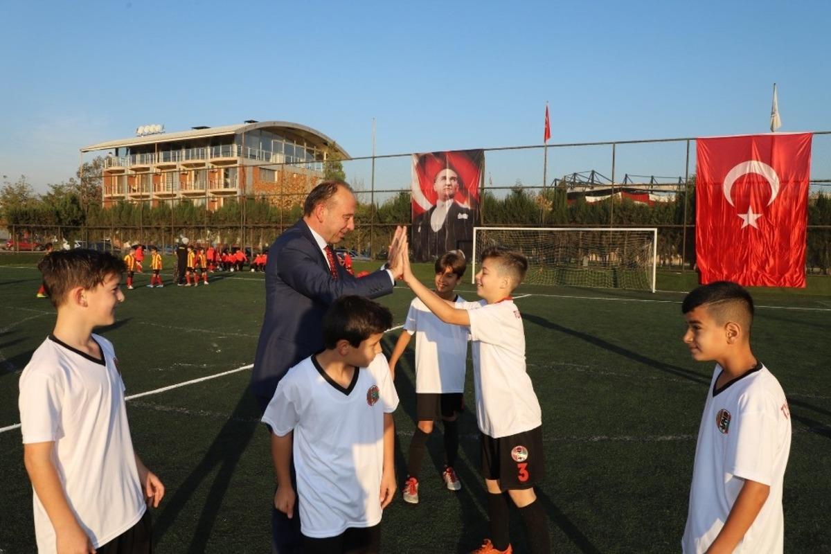 Başlama vuruşunu &Ccedil;etin Akın yaptı, futbol şenliği başladı