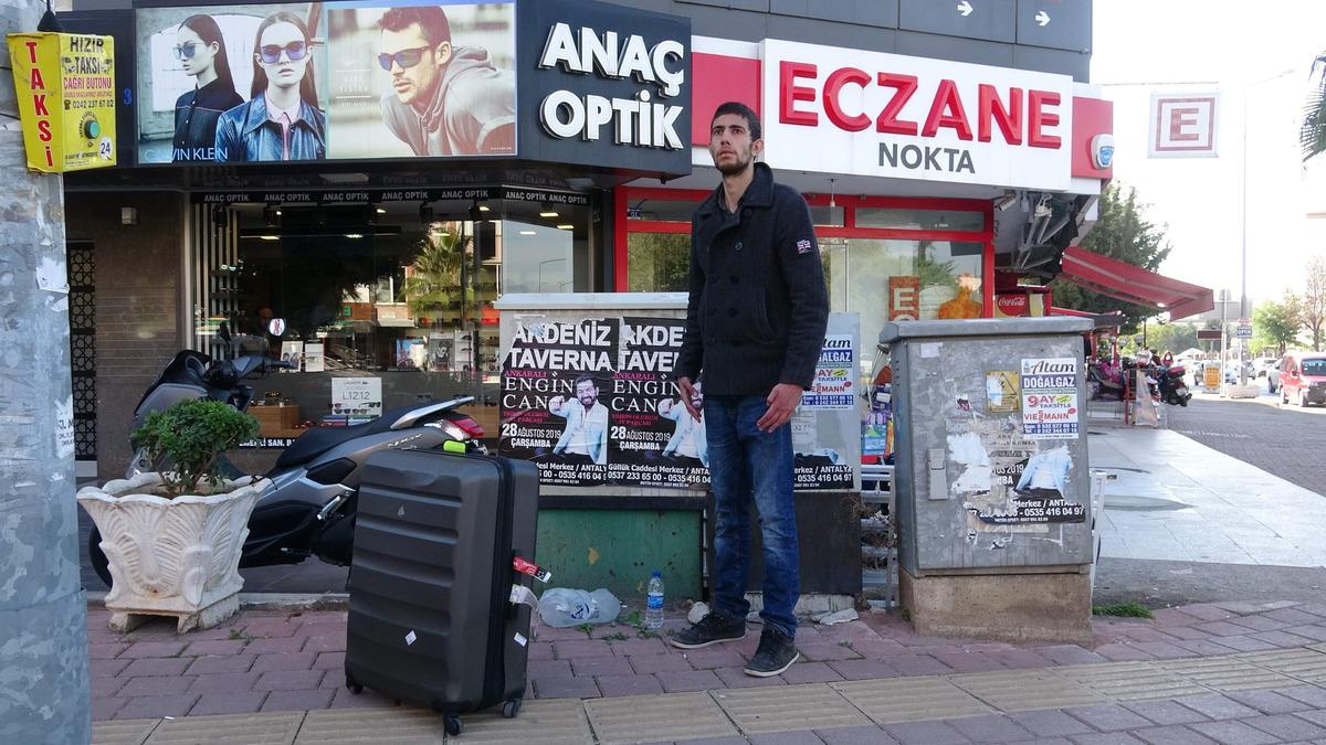 Antalya'da garip olay! &Ouml;ylece ayakta bekliyordu, tepki vermeyince...