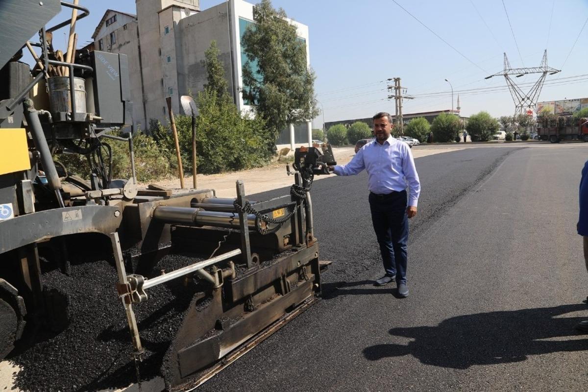 Y&uuml;reğir&rsquo;e 26 bin ton sıcak asfalt d&ouml;k&uuml;ld&uuml;