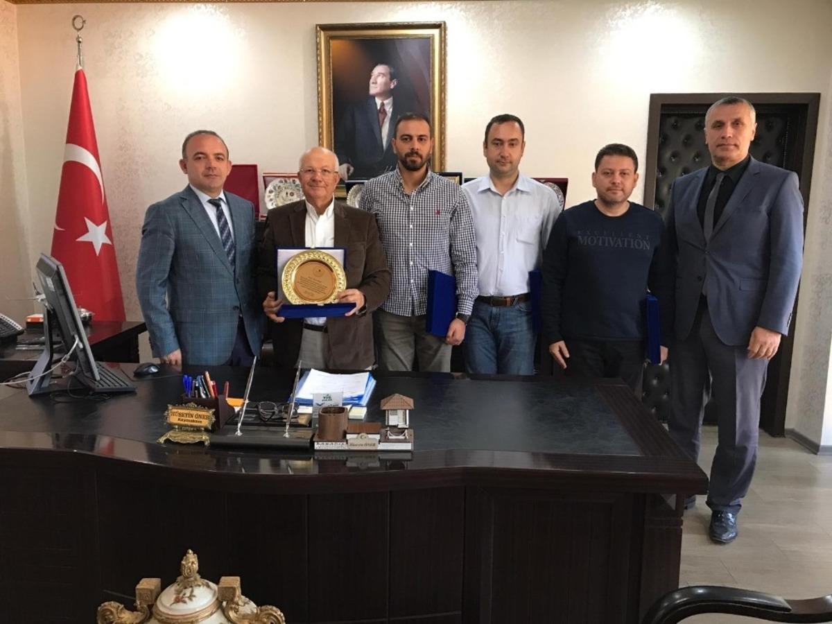 Kaymakam &Ouml;ner&rsquo;den eğitime destek verenlere plaket
