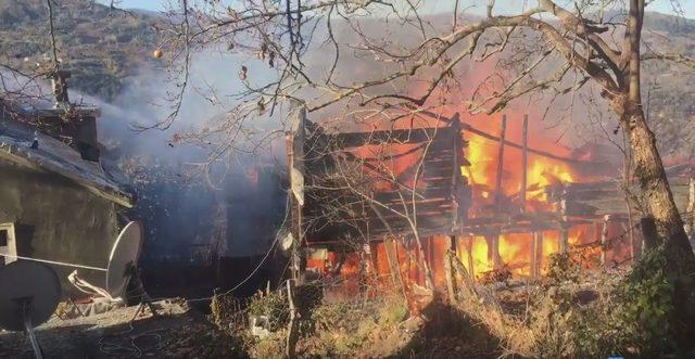 Kastamonu’da ahşap ev yandı