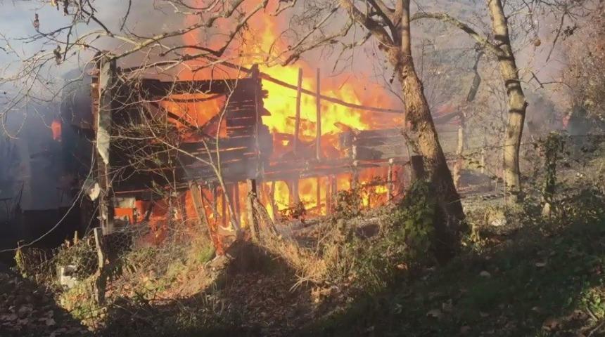 Kastamonu&rsquo;da ahşap ev yandı