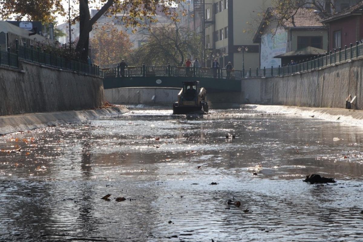 Ak&ccedil;akoca&rsquo;daki &Ccedil;ivi Deresi temizlendi