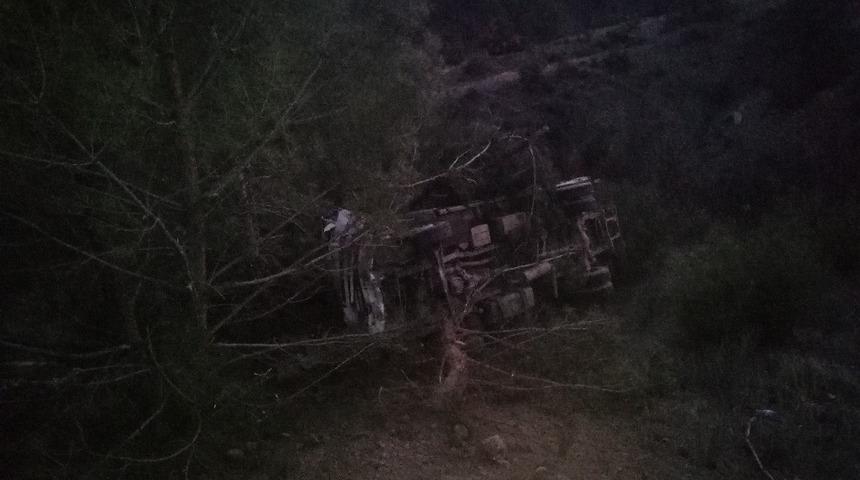 Tekeri patlayan kamyonet takla atıp şarampole u&ccedil;tu