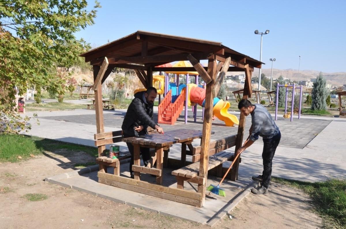 Cizre&rsquo;de parklarda temizlik ve onarım &ccedil;alışmaları