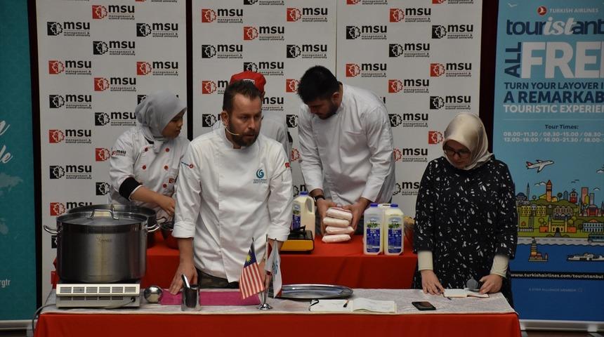 Şef Ömür Akkor Malezya'da Anadolu'dan yemek hikayelerini anlattı