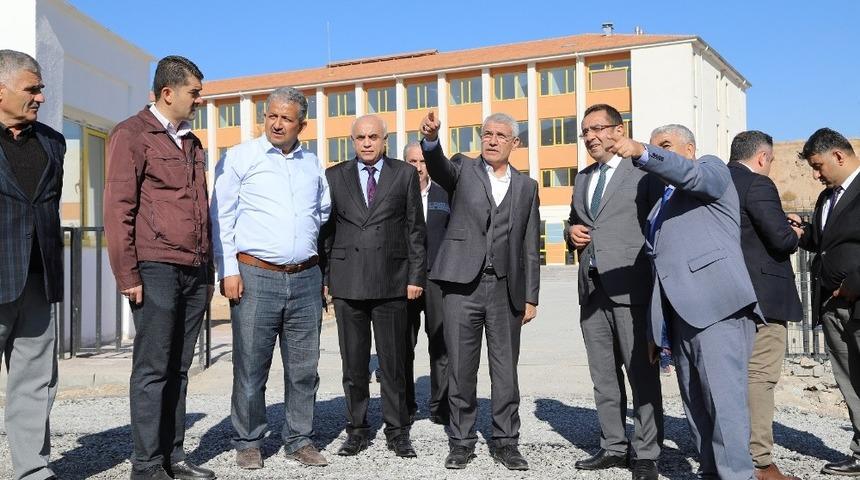 Okul yolu asfaltlandı, Başkan G&uuml;rkan inceleme yaptı