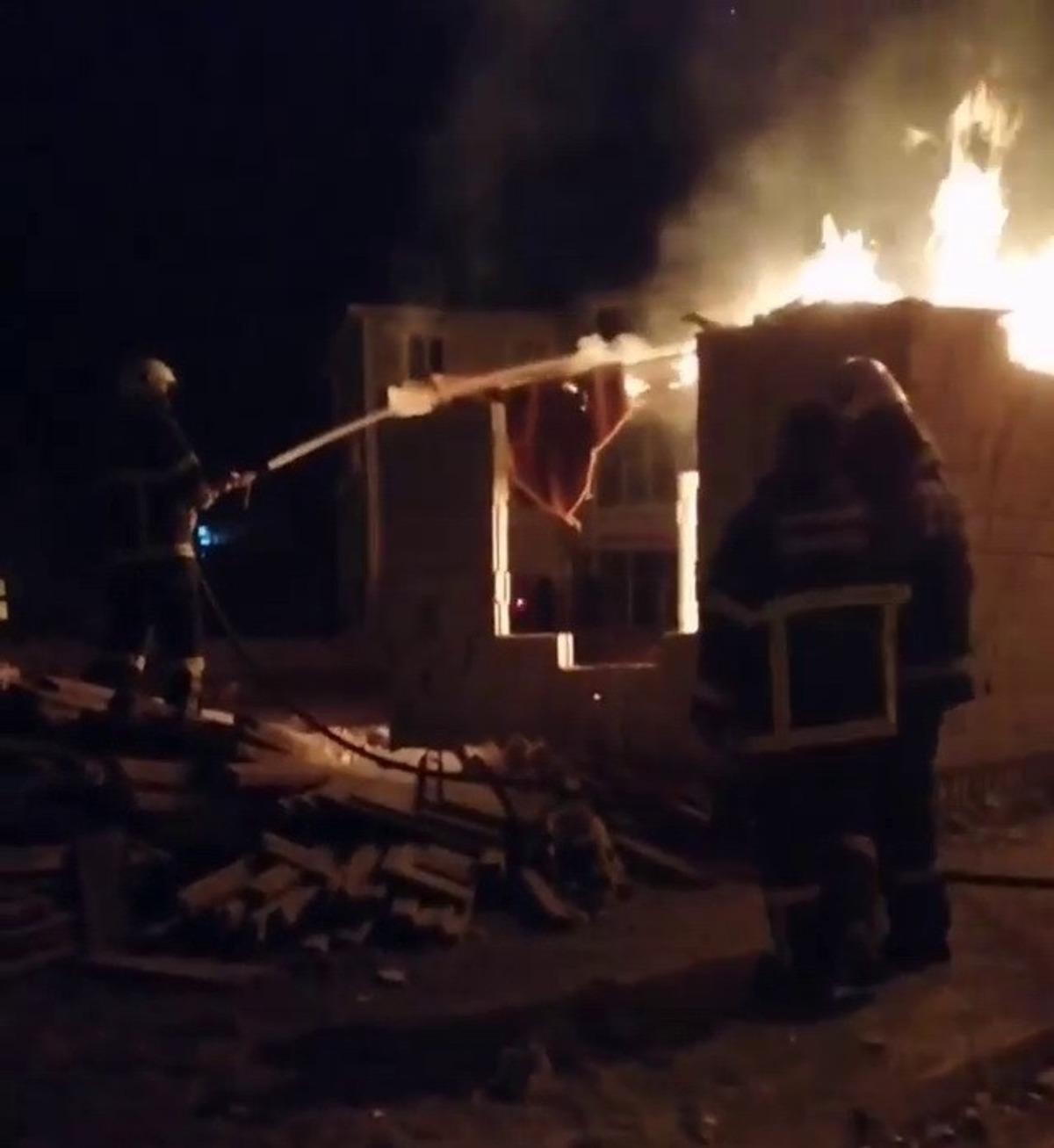 Baraka &uuml;zerindeki tahtalar yandı