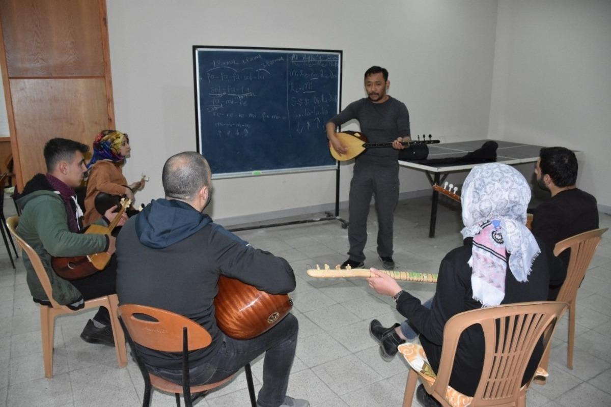 Tatvan Belediyesinin a&ccedil;tığı bağlama kursuna yoğun ilgi