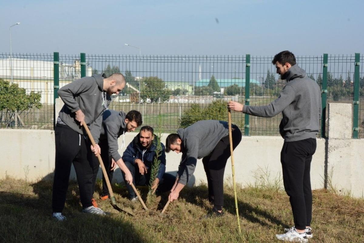 Manisa B&uuml;y&uuml;kşehir&rsquo;in dev adamları attıkları basket kadar fidan dikti