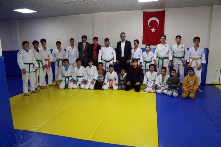 Kuş gençlerle bir araya geldi G3