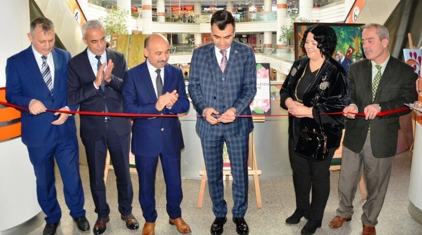 Karab&uuml;k&rsquo;te &Ouml;ğretmenler G&uuml;n&uuml; sergisi