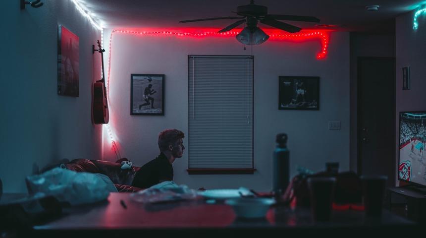 Ekran başında geçirilen zaman şeker ve kafein tüketimini artırıyor