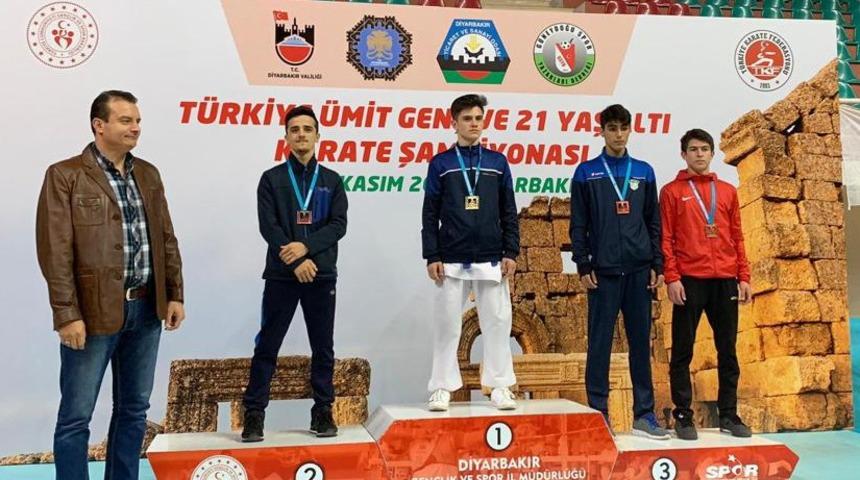 Sivaslı karateci T&uuml;rkiye &uuml;&ccedil;&uuml;nc&uuml;s&uuml; oldu