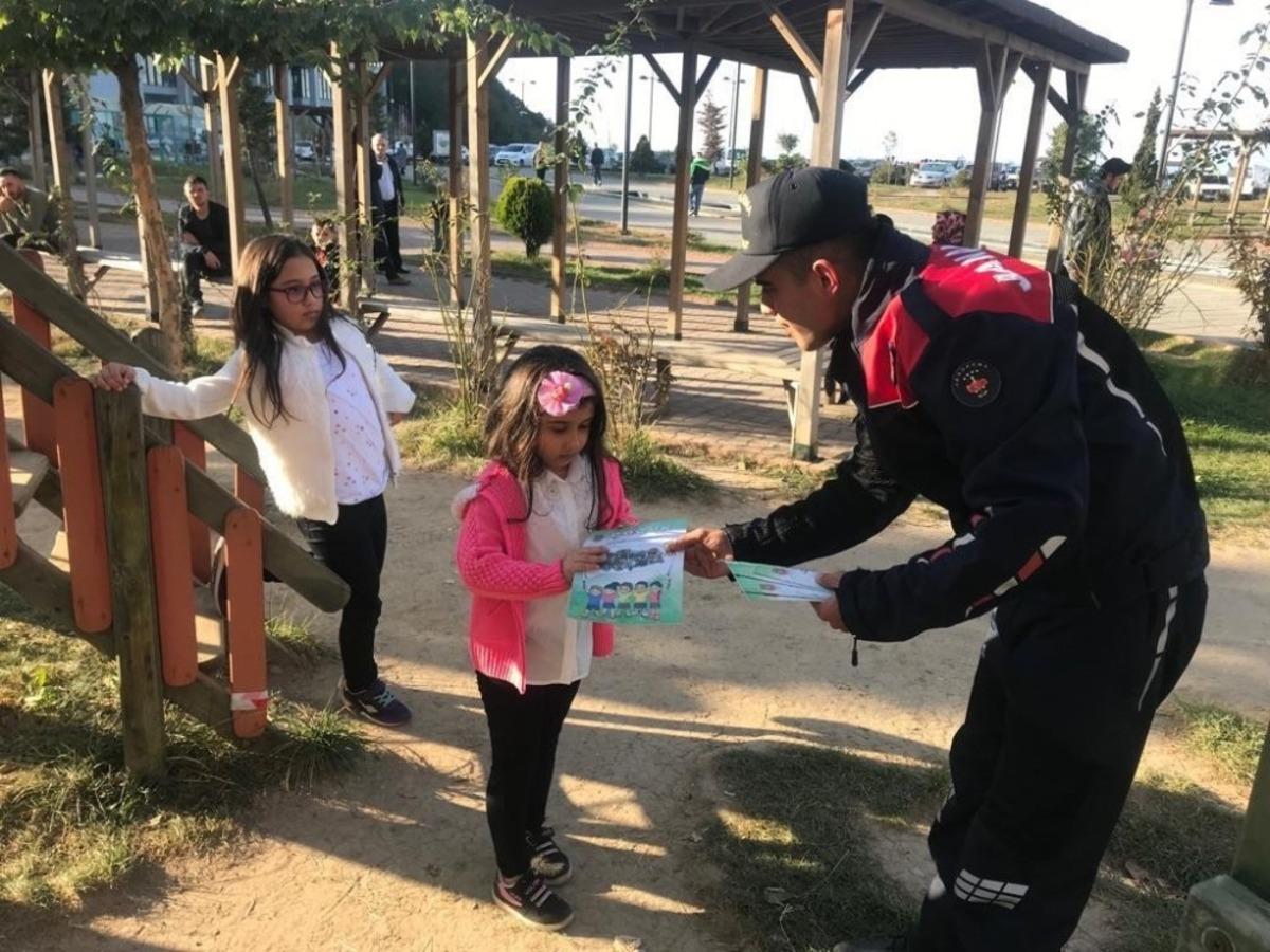 Jandarma minik &ouml;ğrencileri unutmadı