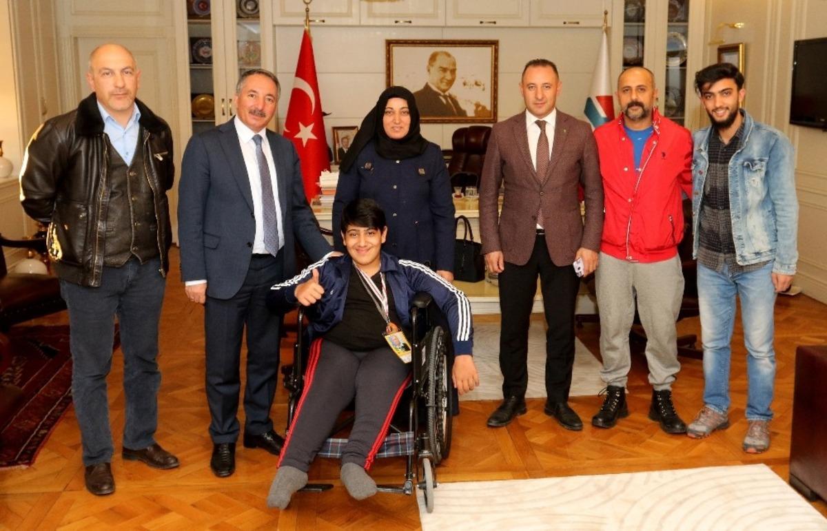 Aİ&Ccedil;&Uuml; Rekt&ouml;r&uuml; Prof. Dr. Karabulut, başarılı sporcuyu kutladı