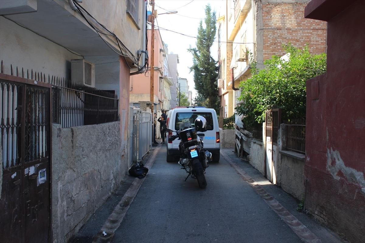 Adana'da ailesiyle kavga edip polise direnen kişi g&ouml;zaltına alındı