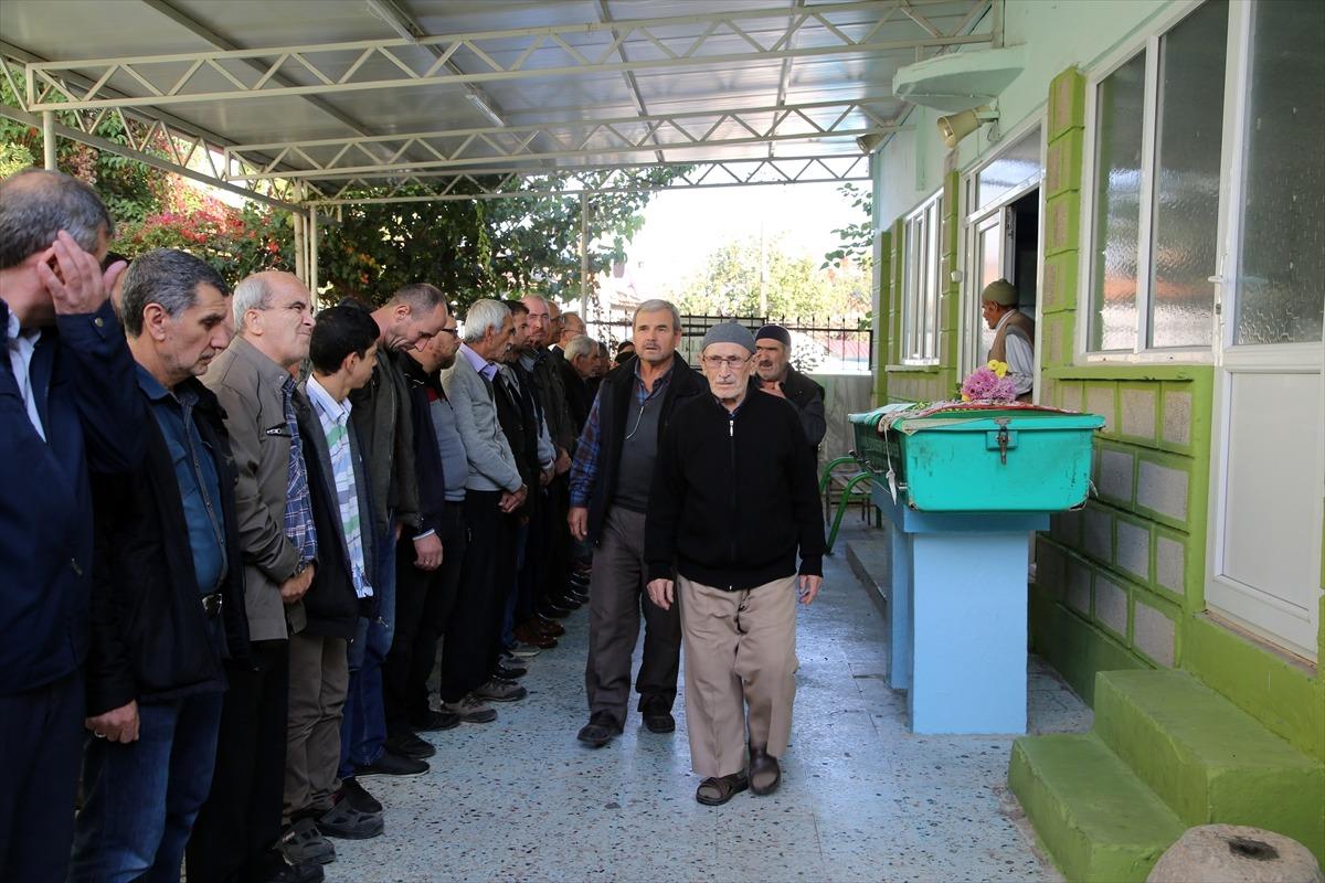 Manisa'da eşi tarafından &ouml;ld&uuml;r&uuml;len kadın toprağa verildi