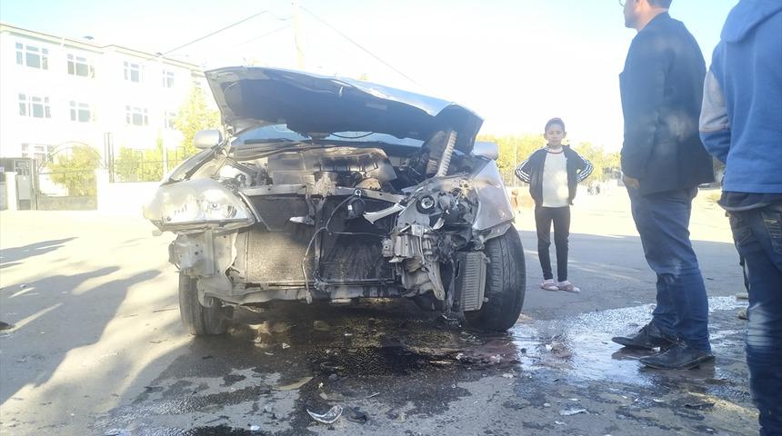 Adıyaman'da minib&uuml;s ile otomobil &ccedil;arpıştı: 4 yaralı